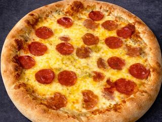 პიცა ხუთი ყველი პეპერონით 40სმ