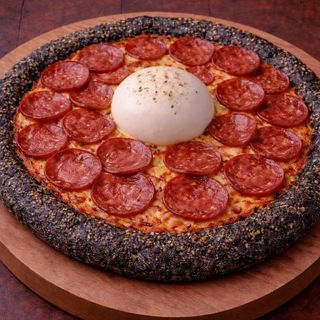 პიცა ბურატა მოცარელას ბურთებით და პეპერონით.