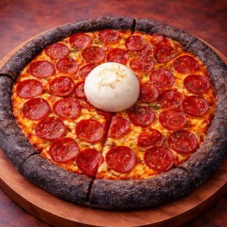 პიცა ბურატა მოცარელას ბურთებით და პეპერონით.