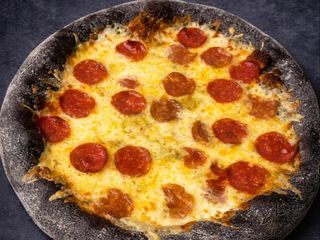 პიცა ხუთი ყველი პეპერონით 40სმ