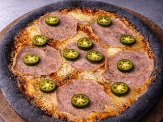 პიცა ინდაურის ლორით და ჰალაპენიოთი 33 სმ