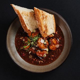 კრევეტები აზიურ ქინძისა და პომიდვრის სოუსში( shrimps coriandr and tomato sous)