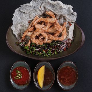 ხრაშუნა ქათამი სამი სოუსის ასორტით (Crispy chicken)