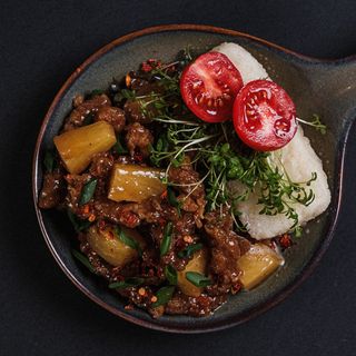 ხრაშუნა საქონლის ხორცი ანანასის სოუსში (Gulao beef pineapple)