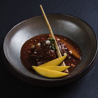 საქონლის ხორცის ნაჭრები მანგოსა და ლემონგრასის სოუსში(beef mango-lemongrass)