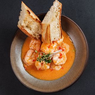 კრევეტები ღვინისა და ნივრის სოუსში (shrimps -wine-garlic)