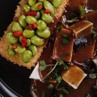 ორთქლზე მომზადებული ტოფუ მისოს სოუსით და ედამამეთი (tofu miso sous)