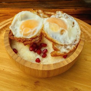 ღომი და შემწვარი კვერცხი