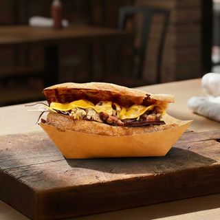 სენდვიჩი აჩეჩილი ღორის ხორცით