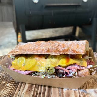 სენდვიჩი აჩეჩილი საქონლის ხორცით