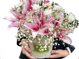 ლილიები და ქრიზანთემები ყუთში