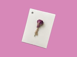 ბარათი - იასამნისფერი გამომშრალი ჯუჯა ვარდით