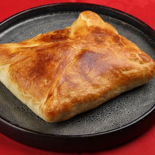 პატარა ნახევარ ფენოვანი ხაჭაპური