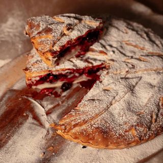 შავი მოცხარი და კრემი / Blackcurrant and custard