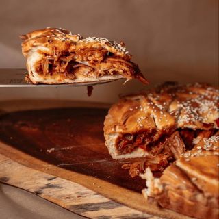 დაკეპილი ღორის ხორცი და ბარბექიუს სოუსი / Pulled pork and sauce BBQ