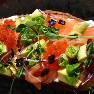ბრუსკეტა ორაგულით / Bruschetta with norwegian salmon
