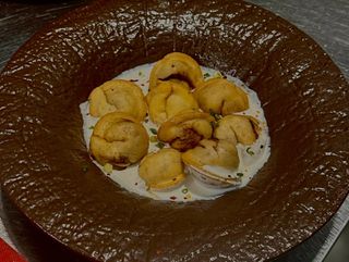 შემწვარი პელმენი ნაღების სოუსით