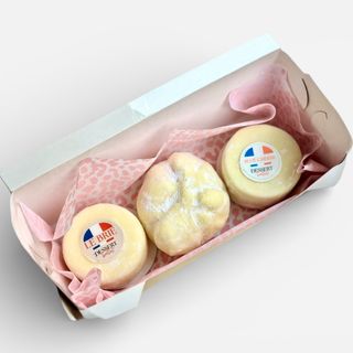 Gift box: 3 Cheese Mousse cakes
