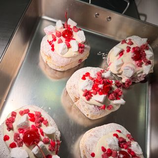 სიყვარული ყველას უნდა