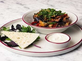 აჯაფსანდალი დამშვენებული არაჟნის მუსითა გუდის ყველით