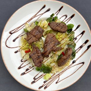 საქონლის ხორცის სალათი ტაილანდურად