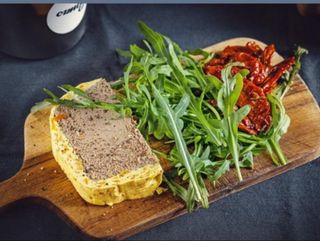 ქათმის პაშტეტი მწვანე სალათით