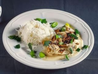 ქათამი ღვინის სოუსში სოკოთი