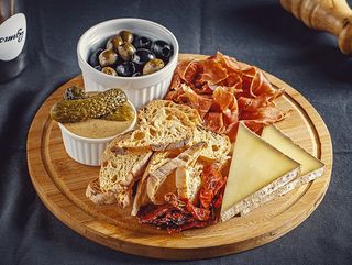 ჰამონის და ყველის დაფა