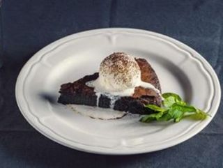 შოკოლადის ნამცხვარი ნაყინით