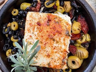 გამომცხვარი ფეტა ზეთისხილით