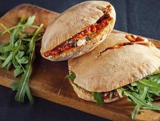 წითელი ბულარული წიწაკის და ფეტას სენდვიჩი