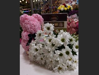 სასაჩუქრე ნაკრები ქრიზანთემას თაიგულთან ერთად