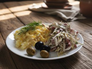 კვერცხის სკრემბლი აისბერგის სალათითა და ძეხით