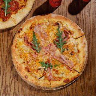 ამერიკული პიცა ბეკონით და სოკოთი