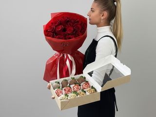 კომბო წითელი ვარდები 15 ცალი + მარწყვი შოკოლადში 12 ცალი