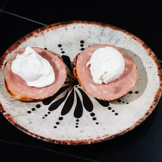 Benedict eggs with bacon