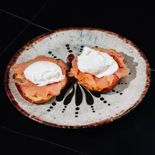 Benedict eggs with salmon