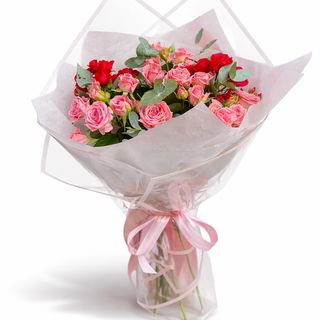 ვარდისფერი სპრეი ვარდის თაიგული