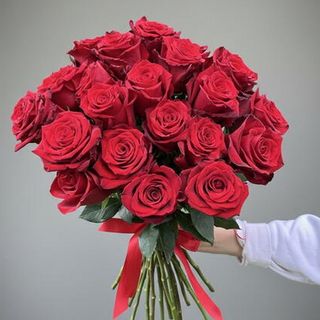 25 Red Roses Bouquet — Ecuador 70cm