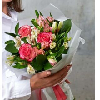 ვარდისფერი ვარდები და ასტრომერიები