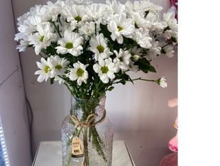 ქრიზანთემები ლარნაკთან ერთად 5 ტოტი