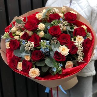 წითელი და სპრეი ვარდების თაიგული