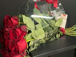 წითელი ვარდები (10ც)ჩანთით და რაფაელოს შოკოლადი