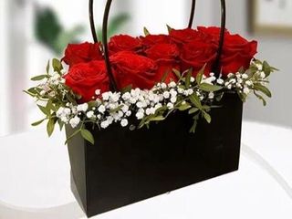 წითელი ვარდები (10ც)ჩანთაში