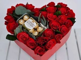 კომპოზიცია წითელი ვარდით (20ვარდი) როშენის შოკოლადი