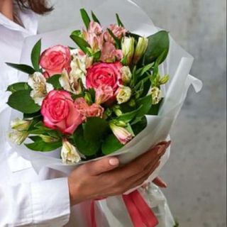 ვარდები და ასტრომერიების თაიგული