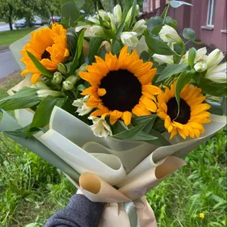 მზესუმზირები და ყვავილების მიქსი