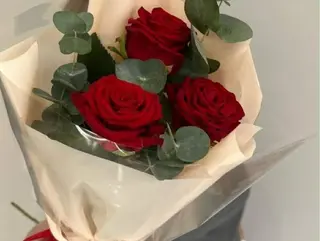 სამი წითელი ვარდი
