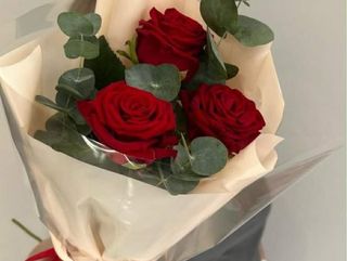 სამი წითელი ვარდი