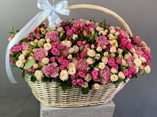 ვარდების მიქსი კალათში